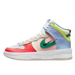Buty do chodzenia dla dorosłych Nike Dunk High Rebel Cashmere. Białe obuwie sportowe damskie Nike, bez wzorów, z materiału, tenisowe. Za 730.50 zł.