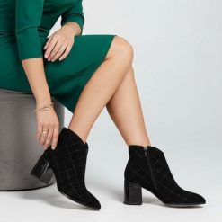 Botki damskie S. Barski, skórzane na obcasie z cholewką we wzory, czarne, MR52-132. Czarne kozaki damskie S.BARSKI, bez obcasa, na obcasie. Za 322.99 zł.