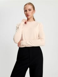 Sweter basic - kremowy. Białe swetry damskie Sinsay, l, bez wzorów, ze skóry, bez kołnierzyka, bez ramiączek, bez kaptura. Za 49.99 zł.