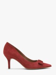 Czerwone welurowe czółenka z ozdobą. Czerwone czółenka damskie Ryłko, z aplikacjami, ze skóry, eleganckie, bez obcasa, na szpilce, bez zapięcia. Za 379.99 zł.