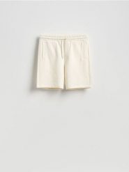 Dresowe szorty regular fit - złamana biel. Szorty męskie Reserved, l, bez wzorów, z bawełny. Za 69.99 zł.