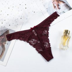 Stringi koronkowe z delikatnej koronki na specjalne okazje Teena. Czerwone stringi damskie Intica, s, bez wzorów, z koronki. Za 49.00 zł.