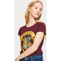 Koszulka HARRY POTTER - Bordowy. Czerwone t-shirty damskie Cropp. Za 39.99 zł.