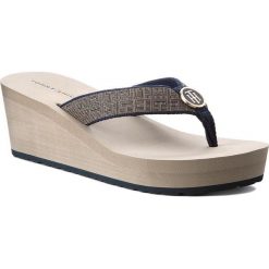 Japonki TOMMY HILFIGER - Hardware Mid Beach S FW0FW03198 Midnight 403. Niebieskie klapki damskie Tommy Hilfiger, z materiału. Za 199.00 zł.
