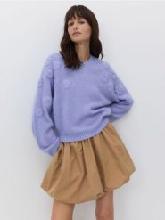 Haftowany sweter z domieszką wełny - lawendowy. Fioletowe swetry damskie Reserved, l, bez wzorów, z dzianiny, bez kołnierzyka, bez ramiączek, bez kaptura. W wyprzedaży za 179.99 zł.