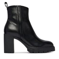Botki Tamaris. Czarne botki damskie Tamaris, bez obcasa, na słupku, bez zapięcia. Za 484.99 zł.