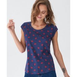 T-shirt z nadrukiem all over - Niebieski. T-shirty damskie marki House. Za 19.99 zł.