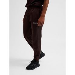 Jogging Hummel Tech Regular. Brązowe krótkie spodenki sportowe męskie Hummel, bez wzorów, z bawełny, do biegania. Za 293.50 zł.