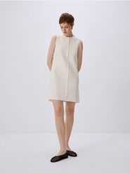 Sukienka ze strukturalnej tkaniny - kremowy. Białe sukienki damskie Reserved, na co dzień, l, bez wzorów, z bawełny, bez kołnierzyka, bez ramiączek, proste. W wyprzedaży za 69.99 zł.