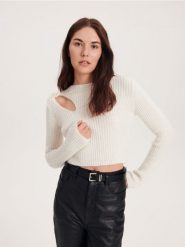 Sweter z ozdobnym wycięciem - kremowy. Białe swetry damskie Reserved, l, bez wzorów, z dzianiny, bez kołnierzyka, bez ramiączek, bez kaptura. W wyprzedaży za 39.99 zł.