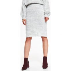 SPÓDNICA OŁÓWKOWA Z GUMKĄ W PASIE. Szare spódnice damskie TOP SECRET, na jesień, bez wzorów, z dzianiny, eleganckie, ołówkowe. W wyprzedaży za 39.99 zł.