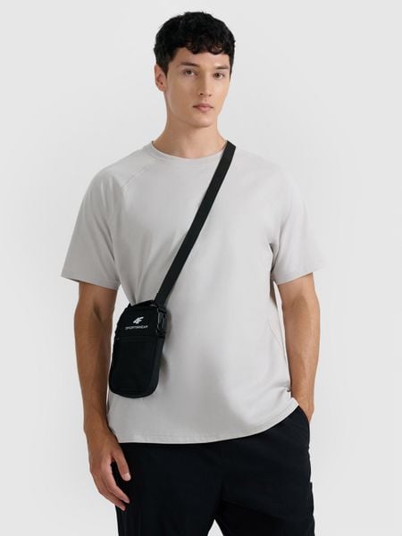 4F Saszetka - czarna Uniwersalny. Czarne plecaki damskie 4f, bez wzorów, z materiału, eleganckie, bez dodatków. Za 69.99 zł.