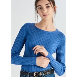 Prążkowany sweter basic - Niebieski. Swetry damskie Sinsay. Za 29.99 zł.