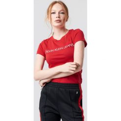 Calvin Klein T-shirt Institutional Logo Slim Fit - Red. Czerwone t-shirty damskie Calvin Klein, z nadrukiem, z dzianiny, z okrągłym kołnierzem. Za 161.95 zł.