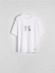 T-shirt relaxed z nadrukiem - biały. Białe t-shirty męskie Reserved, l, bez wzorów, z bawełny, bez kołnierzyka. W wyprzedaży za 25.99 zł.