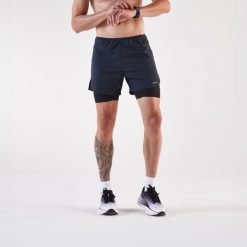 Spodenki do biegania męskie Kiprun 2w1 Run 500 Comfort. Czarne krótkie spodenki sportowe męskie KIPRUN, m, bez wzorów, z materiału, do biegania. Za 129.99 zł.