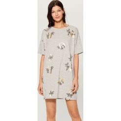 Sukienka oversize z nadrukiem - Szary. Sukienki damskie marki Mohito. Za 89.99 zł.