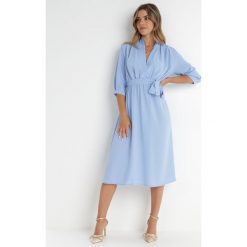 Jasnoniebieska Sukienka Rheniolea. Niebieskie sukienki damskie Born2be, m, bez wzorów, eleganckie, bez kołnierzyka, bez ramiączek, midi, kopertowe. Za 74.99 zł.