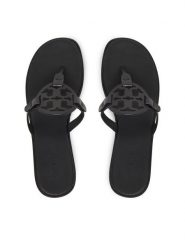 Tory Burch Japonki Miller 159829 Czarny. Czarne klapki damskie Tory Burch, bez wzorów, ze skóry, bez obcasa. Za 1,419.00 zł.