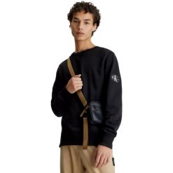 Bluza Calvin Klein Monogram Sleeve Badge Crew, Mężczyźni. Czarne bluzy męskie Calvin Klein, m, bez wzorów, z bawełny, bez kaptura. Za 390.00 zł.