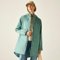 Damska kurtka wodoodporna z kapturem Brianka Longline. Zielone kurtki damskie Regatta, bez wzorów, z materiału, z kapturem. Za 312.25 zł.