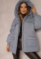 Jasnoniebieska Kurtka z Futrzanym Kapturem i Drobnym Pikowaniem Obtashe. Niebieskie kurtki damskie Renee, l, bez wzorów, z futra. Za 189.99 zł.