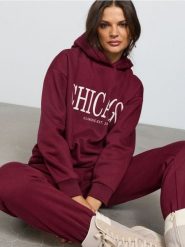 Dresowe spodnie jogger z napisem CHICAGO - bordowy. Czerwone spodnie dresowe damskie Sinsay, l, bez wzorów, z dresówki. Za 29.99 zł.