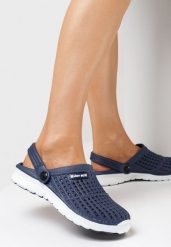 Granatowo-Białe Klapki Iphiope. Niebieskie klapki damskie Born2be, w ażurowe wzory, z gumy, bez obcasa, na płaskiej podeszwie. Za 29.99 zł.