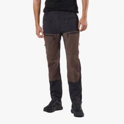 Spodnie outdoor hiking męskie Swedemount Lofoten Stretch Pants wiatroszczelne. Brązowe spodnie sportowe męskie SWEDEMOUNT, na lato, m, bez wzorów, z tkaniny, outdoorowe. Za 399.99 zł.