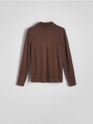 Sweter z wiskozą - brązowy. Brązowe swetry przez głowę męskie Reserved, l, bez wzorów, z dzianiny, bez kołnierzyka. W wyprzedaży za 49.99 zł.