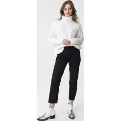 Biały Golf Out Of This World. Białe swetry damskie Born2be, na zimę, bez wzorów, z materiału, bez kołnierzyka, bez ramiączek, długie, bez kaptura. Za 119.99 zł.
