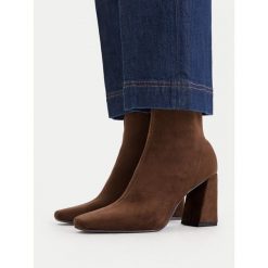 Botki DeeZee. Brązowe botki damskie DeeZee, bez obcasa, na słupku, bez zapięcia. Za 179.99 zł.