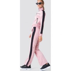 NA-KD Spodnie sportowe z rozcięciem - Pink. Różowe spodnie sportowe damskie NA-KD, w paski, z poliesteru. Za 161.95 zł.
