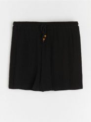 Szorty z wiskozą soft touch - czarny. Czarne szorty damskie Sinsay, l, bez wzorów, z wiskozy. Za 29.99 zł.