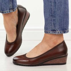 Brązowe czółenka damskie na koturnie Vinceza 58628. Brązowe czółenka damskie VINCEZA, bez wzorów, z jeansu, biznesowe, z okrągłym noskiem, bez obcasa, na koturnie, bez zapięcia. Za 169.00 zł.