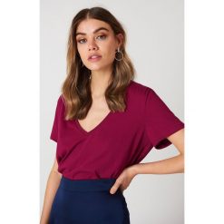 NA-KD Basic T-shirt z dekoltem V - Purple. Fioletowe t-shirty damskie NA-KD Basic, z bawełny. Za 40.95 zł.