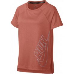 Nike Koszulka G Nk Top Ss Run Lt Atomic Pink L. Bluzki dla dziewczynek marki Nike. W wyprzedaży za 87.00 zł.