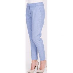 Niebieskie eleganckie spodnie QUIOSQUE. Spodnie materiałowe damskie marki QUIOSQUE. W wyprzedaży za 59.99 zł.