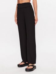 YAS Spodnie materiałowe 26028051 Czarny Regular Fit. Czarne spodnie materiałowe damskie YAS, l, bez wzorów, z materiału. Za 129.99 zł.