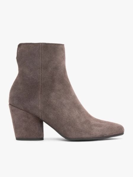 Brązowe welurowe botki na słupku. Brązowe botki damskie Brawo sp. z o.o., ze skóry, eleganckie, bez obcasa, na obcasie, bez zapięcia. Za 479.99 zł.