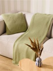 Poduszka i koc - zielony. Zielone kocyki dla dzieci Sinsay. W wyprzedaży za 35.99 zł.