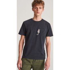 T-shirt z kieszenią - Czarny. Czarne t-shirty damskie Reserved, l, bez wzorów, bez kołnierzyka. W wyprzedaży za 39.99 zł.