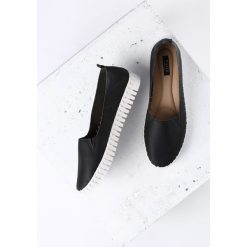 Czarne Slip On Emollients. Czarne trampki i tenisówki damskie Born2be, z materiału. Za 69.99 zł.