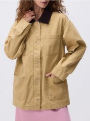 Kurtka oversize z kontrastowym kołnierzem - beżowy. Brązowe kurtki damskie Reserved, l, bez wzorów, z bawełny, bez kaptura. W wyprzedaży za 139.99 zł.
