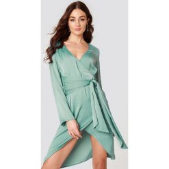 NA-KD Party Sukienka kopertowa z wiązaniem z przodu - Green. Sukienki damskie marki NA-KD Party. Za 121.95 zł.