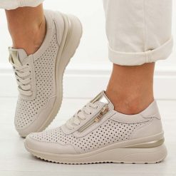 Beżowe skórzane ażurowe półbuty damskie Vinceza 95402. Białe półbuty damskie VINCEZA, na lato, w ażurowe wzory, z jeansu, biznesowe, z okrągłym noskiem, bez obcasa, na koturnie, bez zapięcia. Za 239.00 zł.