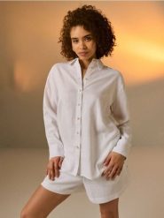 Koszula oversize z domieszką lnu - biały. Białe koszule damskie Sinsay, l, bez wzorów, bez kołnierzyka, bez ramiączek. Za 39.99 zł.