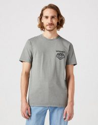 WRANGLER GRAPHIC TEE MĘSKA KOSZULKA T-SHIRT GUN METAL 112351232 W7CA018218. Koszulki polo męskie Wrangler, m, bez wzorów, bez ramiączek. Za 69.99 zł.