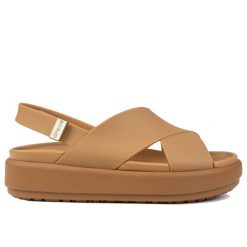 Sandały damskie do chodzenia Crocs. Brązowe klapki damskie Crocs, bez wzorów, bez obcasa, bez zapięcia. W wyprzedaży za 269.00 zł.