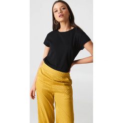 NA-KD Basic T-shirt z surowym wykończeniem - Black. Czarne t-shirty damskie NA-KD Basic, z bawełny, z okrągłym kołnierzem. Za 52.95 zł.